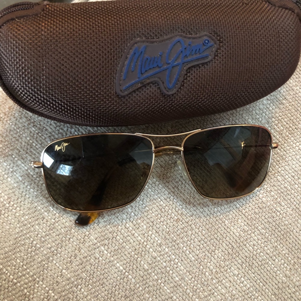Maui Jim sunglasses and case like new condition hardly worn